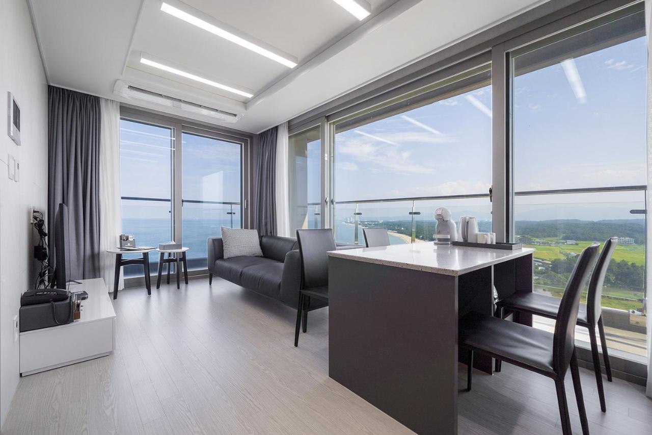 Gangneung Chonpines Ocean Suites Hotel Екстер'єр фото