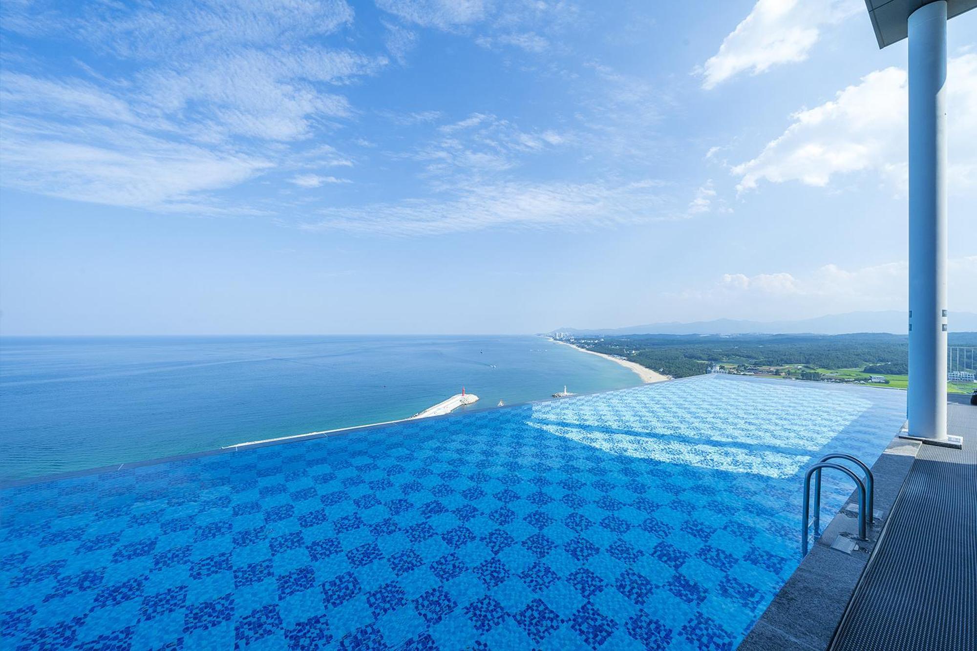 Gangneung Chonpines Ocean Suites Hotel Екстер'єр фото