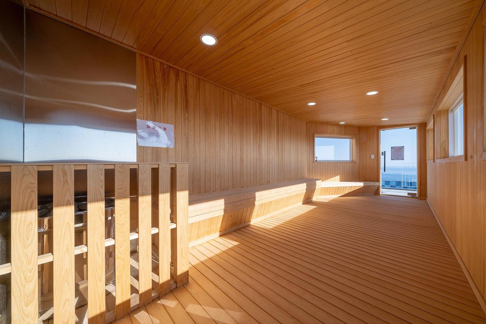 Gangneung Chonpines Ocean Suites Hotel Екстер'єр фото