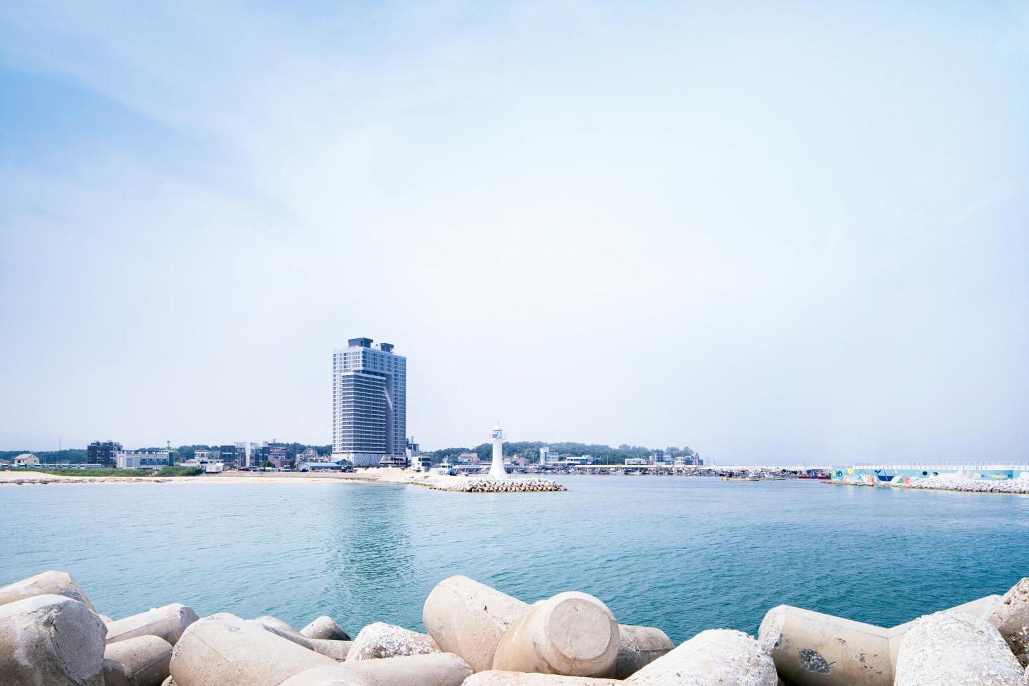 Gangneung Chonpines Ocean Suites Hotel Екстер'єр фото