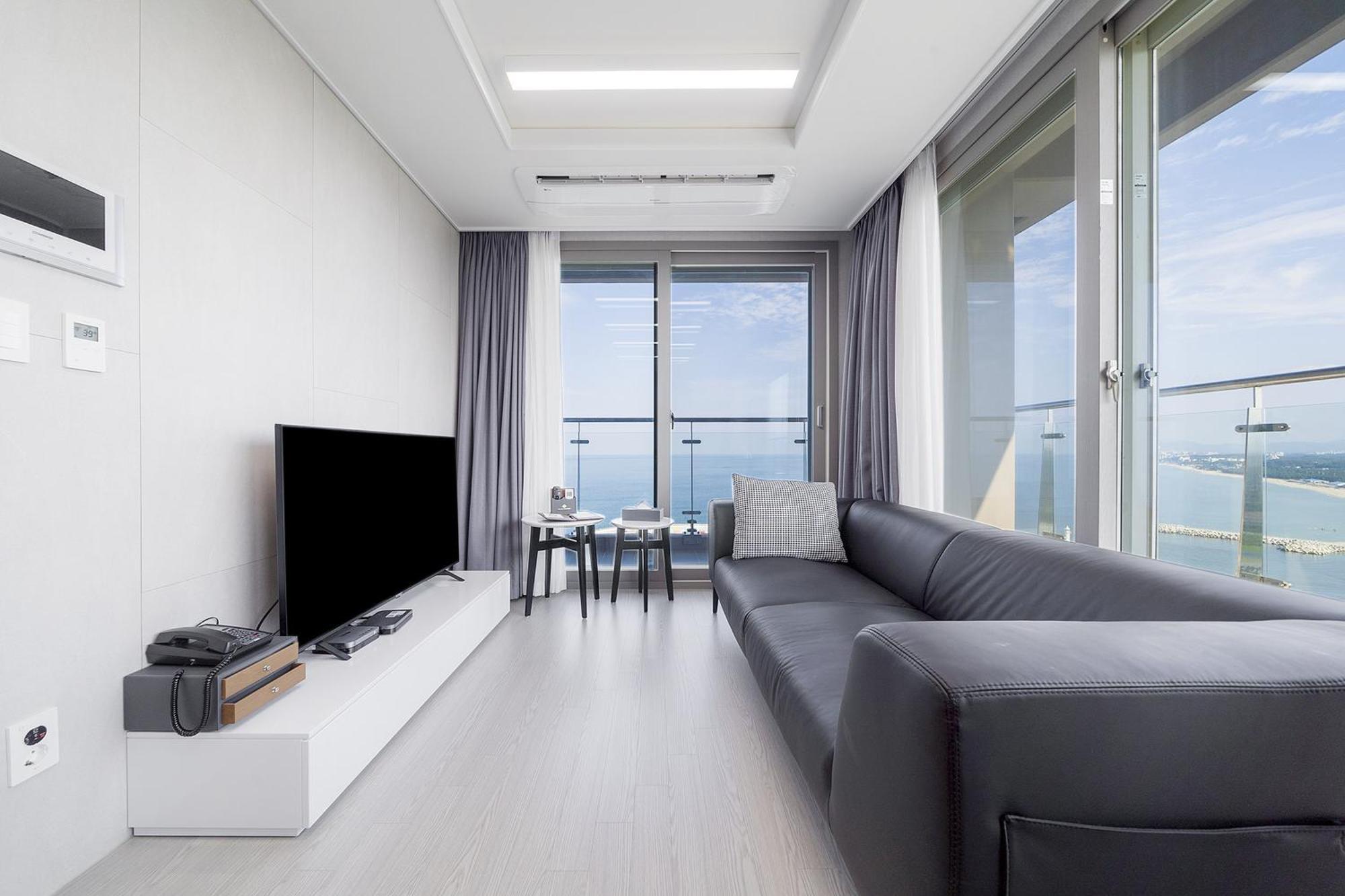 Gangneung Chonpines Ocean Suites Hotel Екстер'єр фото